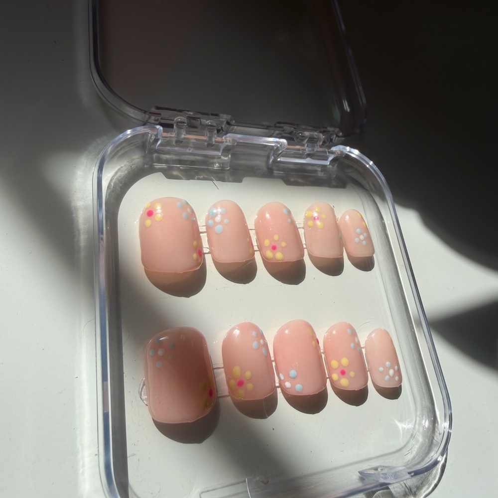 Peach Pink Press-On Nails with Pastel Daisy Accents